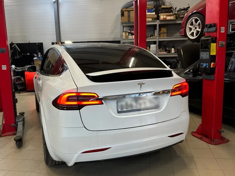 Электромобиль Tesla на подъёмнике